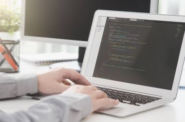 Meşgul yazılım geliştirme şirketi ofisinde çalışan programcı