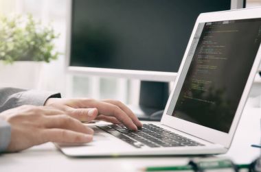 Meşgul yazılım geliştirme şirketi ofisinde çalışan programcı
