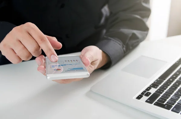 Hombre usando aplicación de informe de negocio móvil . —  Fotos de Stock