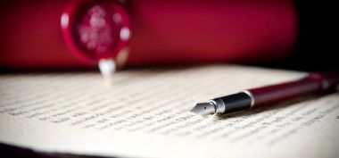 Hukuk arka plan teması. Dolma kalem ve el yapımı kağıt