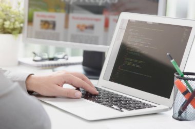 Web geliştirici yeni Web sitesinde çalışan.