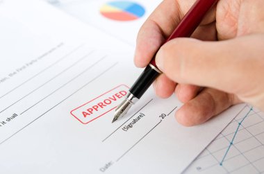 Adam kalemi ile sözleşme imzalar. Belgenin onaylı damgası