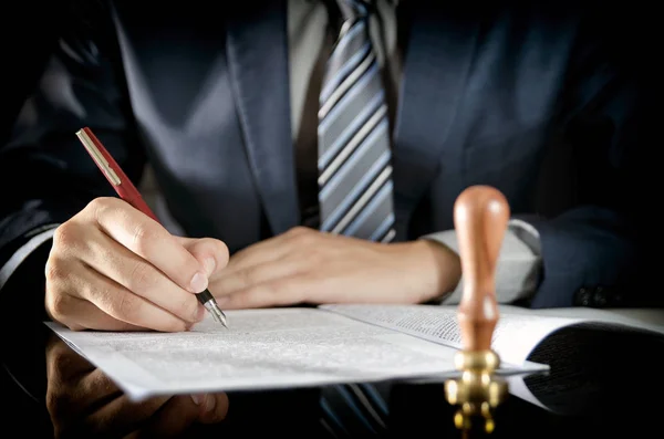Адвокат подписывает договор, нотариус, предпринимательский договор — стоковое фото