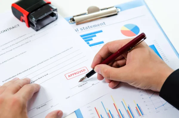 Man signs the contract with pen. — Stock Photo, Image