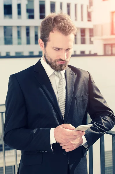 Genç girişimci telefon balkonda kullanır.