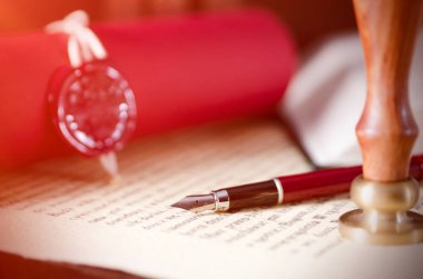 Hukuk arka plan teması. Dolma kalem ve el yapımı kağıt.