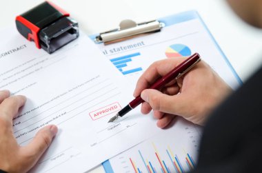 Adam kalemi ile sözleşme imzalar.