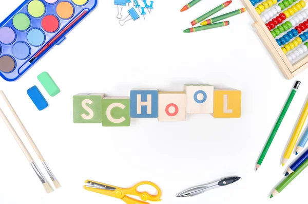 Beyaz arka planda okul malzemeleri