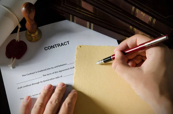 Un notaire signe un contrat avec un stylo plume . — Photo