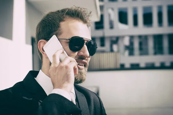 Bonito homem de negócios falando no telefone da cidade ao ar livre — Fotografia de Stock