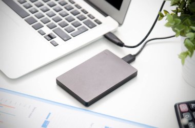 Laptop 'a bağlı harici yedek disk sürücüsü