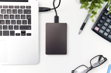 Laptop 'a bağlı harici yedek disk sürücüsü