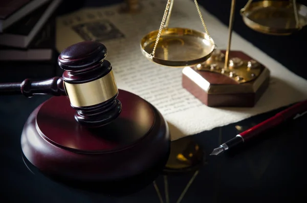法院木槌，公平正义，法律主题的天平. — 图库照片