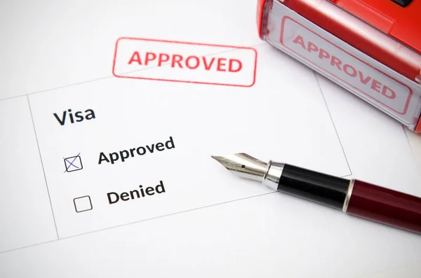 Visa y sello aprobado en un formulario de documento —  Fotos de Stock