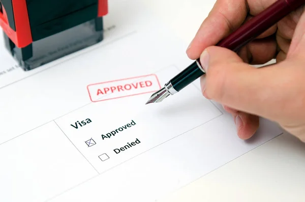 Visa y sello aprobado en un formulario de documento —  Fotos de Stock