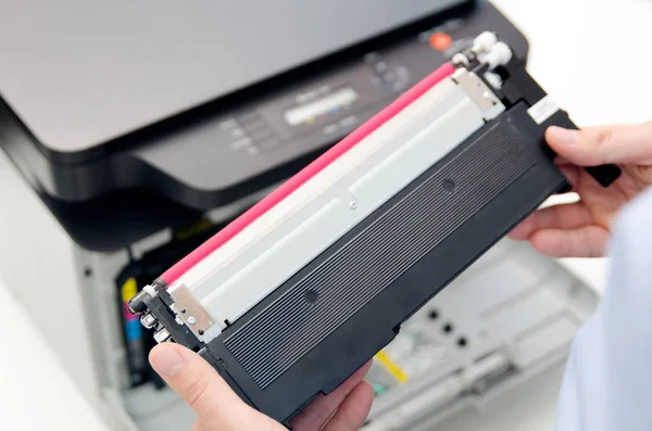 Adam lazer yazıcı toner değiştirme