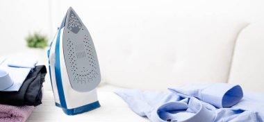 Mavi Buharlı Ütü ütü masası üzerinde