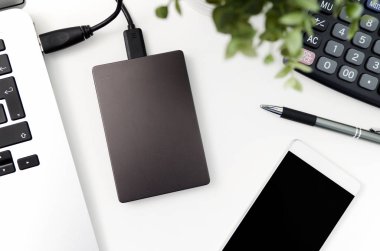 Laptop 'a bağlı harici yedek disk sürücüsü