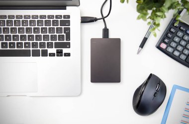 Laptop 'a bağlı harici yedek disk sürücüsü