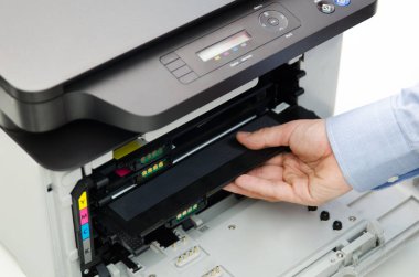 Adam lazer yazıcı toner değiştirme