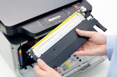 Adam lazer yazıcı toner değiştirme
