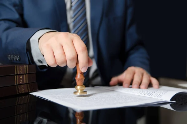 Rechtsanwalt Briefmarken Vertrag, Notar, Geschäftsmann Vereinbarung — Stockfoto