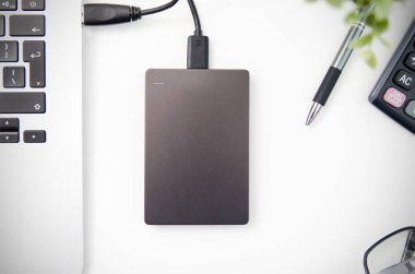Laptop 'a bağlı harici yedek disk sürücüsü