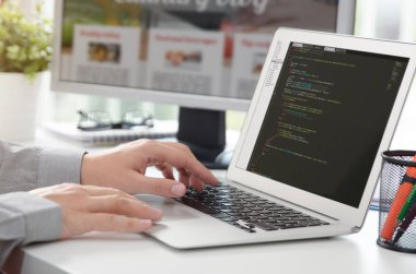 Web geliştirici yeni Web sitesinde çalışan