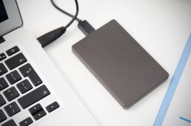 Laptop 'a bağlı harici yedek disk sürücüsü