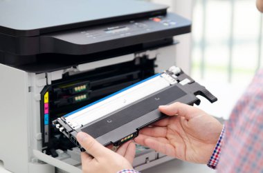 Adam lazer yazıcı toner değiştirme