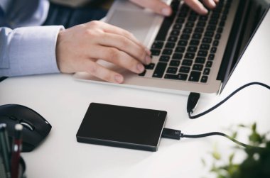 Laptop 'a bağlı harici yedek disk sürücüsü