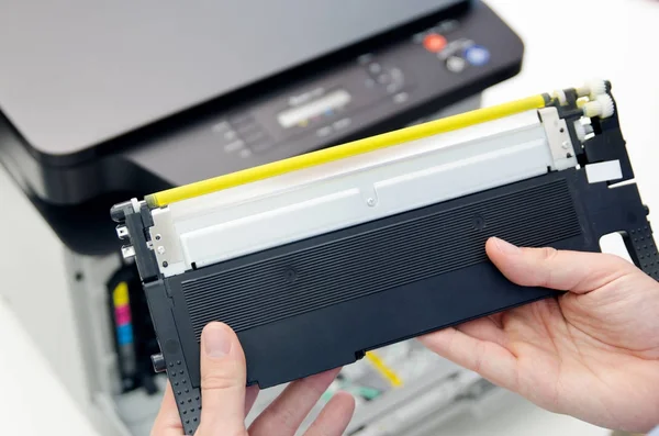 Человек заменяет тонер в лазерном принтере — стоковое фото