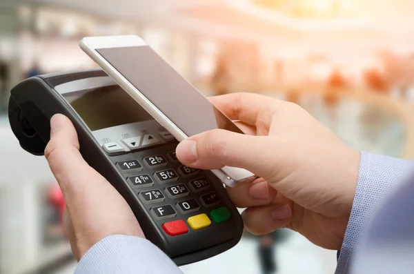 Homem usando a máquina de pagamento de cartão de crédito — Fotografia de Stock