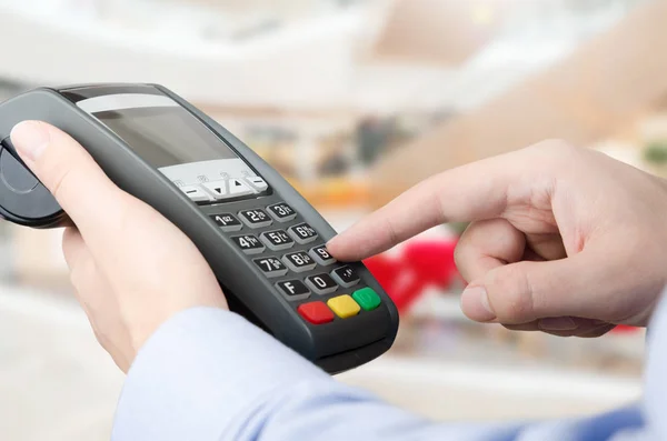 Main utilisant la machine de paiement par carte de crédit . — Photo