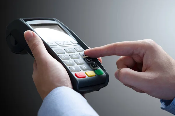 Hand using credit card payment machine — Stock Photo, Image