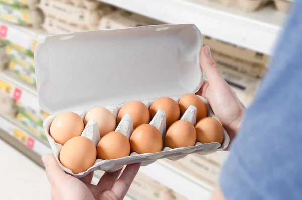 L'uomo compra le uova al supermercato — Foto Stock