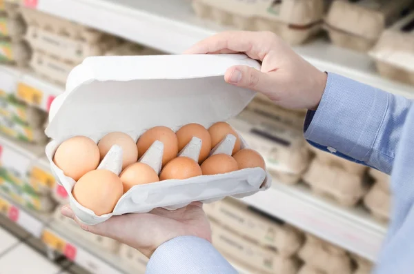男はスーパーで卵を購入します。 — ストック写真