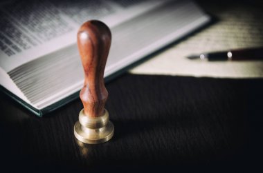 Noter, avukat. Mahkemede damgalı hukuk kavramı