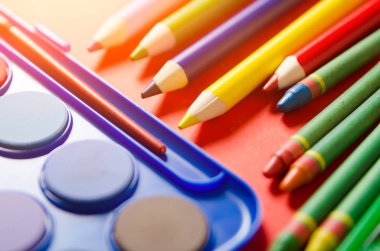 Kırtasiye ve okul malzemeleri geri konseptiyle okul için