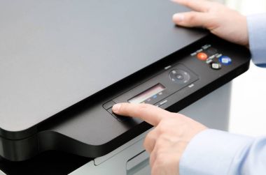 yazıcının panelindeki yandan basın düğmesini