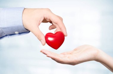 El ele tutuşan kırmızı kalp