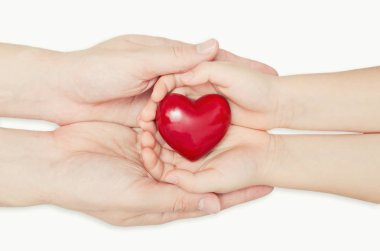 Anne-baba ve çocuk kalp elinde tutan