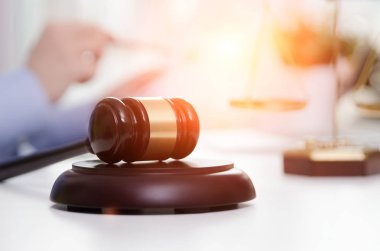 Tahta Tokmak, arka planda çalışan avukat.