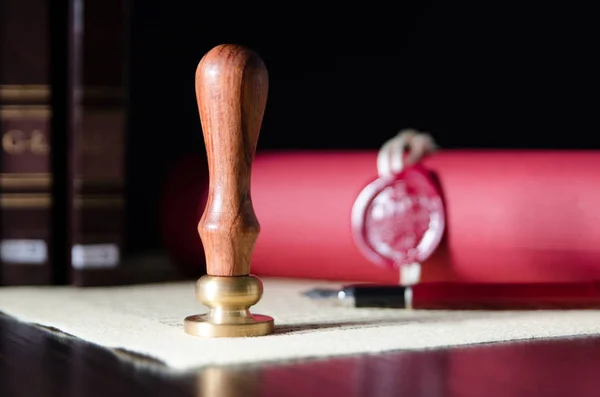 Ley, abogado, notario público sello y pluma en el escritorio — Foto de Stock