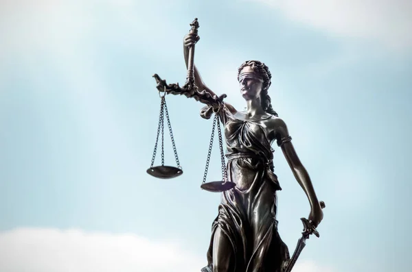 Lady justice, themis, statue of justice on sky background — Stock Photo, Image