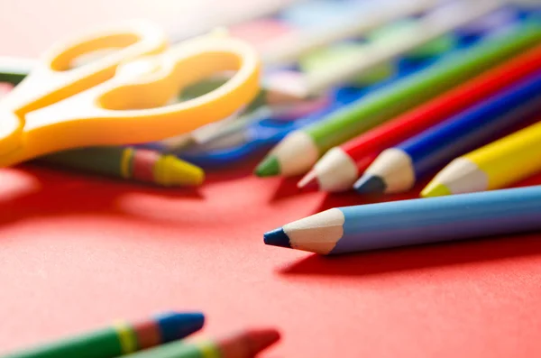 Voltar ao conceito de escola com artigos de papelaria e material escolar . — Fotografia de Stock