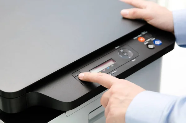 Botão de pressão de mão no painel da impressora — Fotografia de Stock