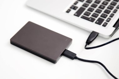 Laptop 'a bağlı harici yedek disk sürücüsü