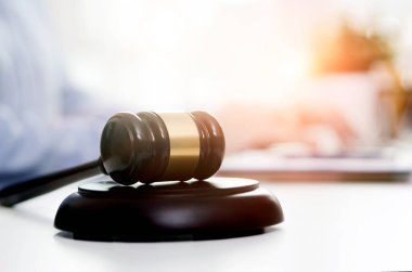 Tahta Tokmak, arka planda çalışan avukat.