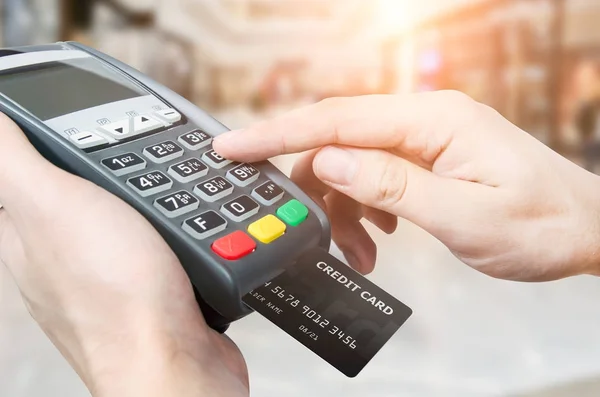 Tangan dengan kartu kredit menggesek melalui terminal untuk dijual di superma — Stok Foto